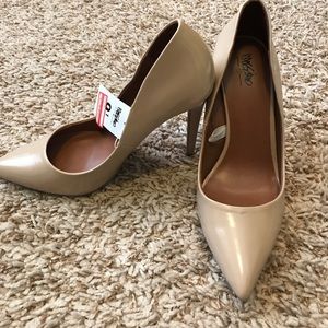 Nude pumps